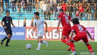 Asyik menyerang, Persis jutsru kebobolan. Di menit ke-65, Aaron Evans mencetak gol bunuh diri saat coba menghalau tendangan bebas yang dilepas Miftah Anwar Sani. Foto: Pius Erlangga/detikJateng