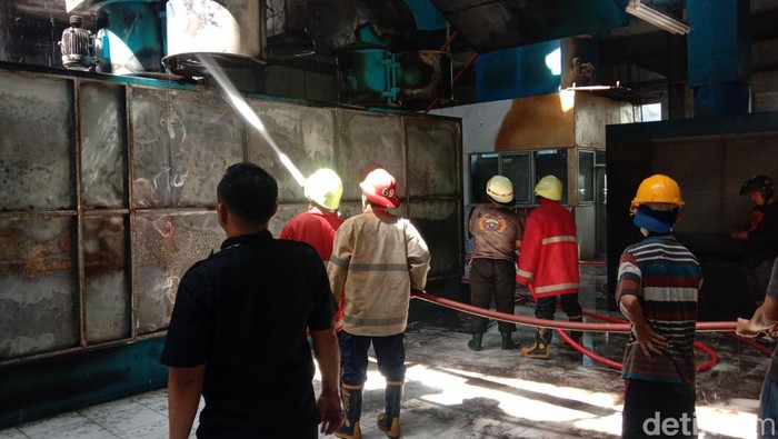 Petugas memadamkan api di pabrik rotan Sukoharjo, Senin (25/7/2022).