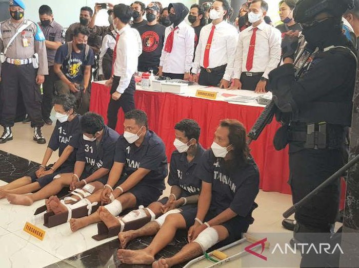 Polisi dan TNI menggelar jumpa pers kasus penembakan istri anggota TNI di Semarang.