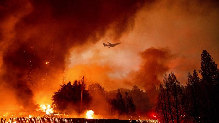 Potret California Saat Dilanda Kebakaran Hutan Terbesar Tahun Ini Firefighters work to keep the Oak Fire from reaching a home in the Jerseydale community of Mariposa County, Calif., on Saturday, July 23, 2022. (AP Photo/Noah Berger)