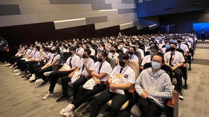 Potret Keseruan Seminar Indonesia Emas 2045 di Surabaya Ribuan mahasiswa yang tergabung dalam Badan Kerjasama Perguruan Tinggi Kristen di Indonesia (BK-PTKI) Seluruh Indonesia menghadiri Seminar Indonesia Emas 2045 di UK Petra Surabaya.
