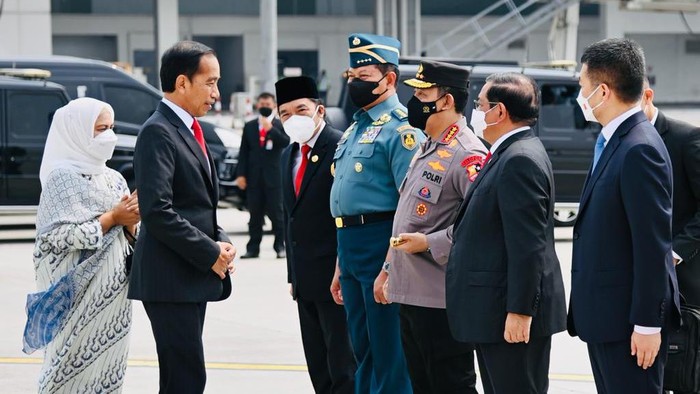 Presiden Jokowi dan Ibu Negara Iriana bersiap bertolak ke Beijing (Laily Rachev - Biro Pers Sekretariat Presiden).