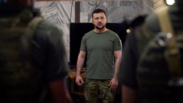 Ukraine's President Volodymyr Zelenskiy visits positions of Ukrainian service members, as Russia's attack on Ukraine continues, in Dnipropetrovsk region, Ukraine July 8, 2022. Ukrainian Presidential Press Service/Handout via REUTERS