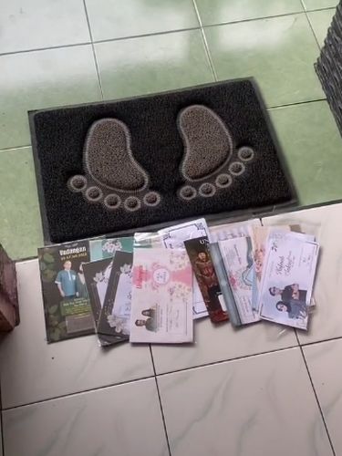 Pria ini terkejut ada 17 kartu undangan di depan rumahnya, viral di media sosial.