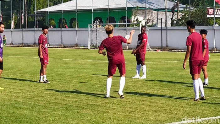 PSM Makassar latihan di Stadion Kalegowa diikuti oleh pemain naturalisasi kelahiran Kamerun, Donald Bissa.