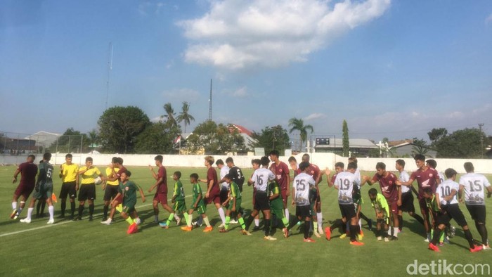 PSM Makassar uji coba Vs Persigowa di Stadion Kalegowa.