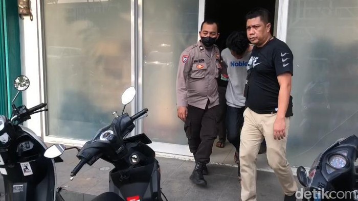 Puluhan orang ditangkap saat polisi mengerebek kantor situs judi online di Tangerang, Banten.