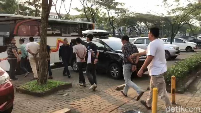 Puluhan orang ditangkap saat polisi mengerebek kantor situs judi online di Tangerang, Banten.