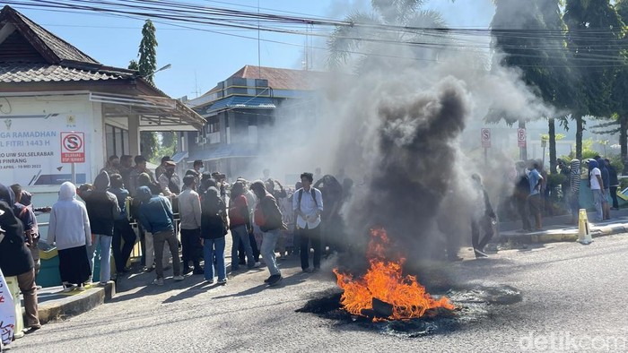 Ribuan mahasiswa di Pinrang melakukan demo di PLN UP 3 Pinrang.
