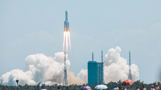 Roket pembawa Long March-5B-3 yang membawa modul eksperimen WENTIAN diluncurkan pada pukul 14:22 pada 24 Juli 2022 dari Situs Peluncuran Luar Angkasa Wenchang di Wenchang, Provinsi Hainan, Tiongkok. (Future Publishing via Getty Imagas)