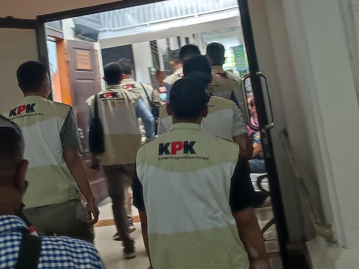 Rombongan penyidik KPK pantau sidang praperadian kasus korupsi mantan Bupati Tanah Bumbu Mardani Maming di PN Jaksel, Senin (25/7/2022).