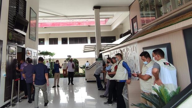 Rombongan penyidik KPK pantau sidang praperadian kasus korupsi mantan Bupati Tanah Bumbu Mardani Maming di PN Jaksel, Senin (25/7/2022).