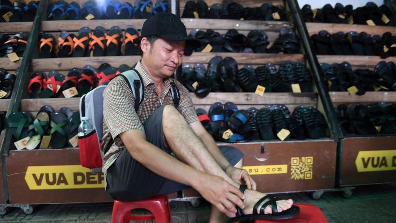 Sandal karet dari ban bekas truk populer di Hanoi Sandal karet dari ban bekas truk populer di Hanoi