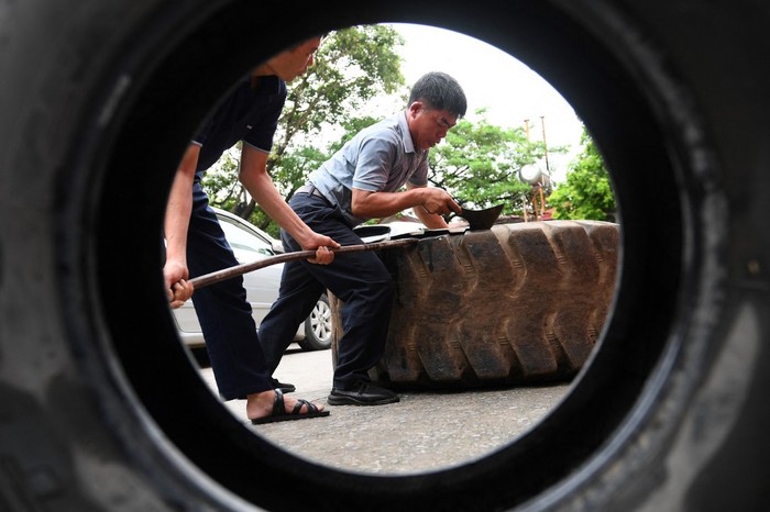 Sandal karet dari ban bekas truk populer di Hanoi