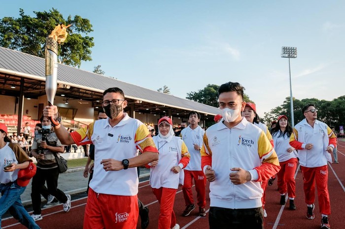 Sandiaga Uno dan Gibran Rakabuming Raka torch relay asean para games 2022 di Solo