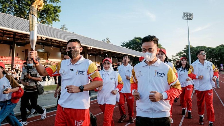 Sandiaga Uno dan Gibran Rakabuming Raka torch relay asean para games 2022 di Solo