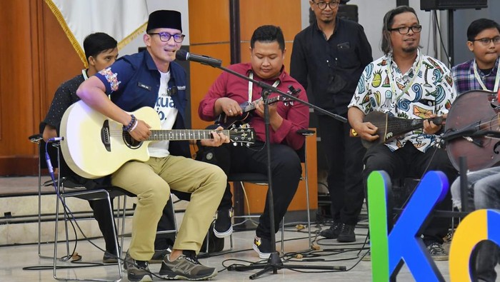 Sandiaga Uno main gitar di Kutai Kartanegara.