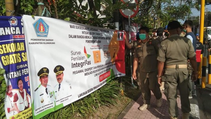 Satpol PP Kabupaten Klungkung menurunkan puluhan reklame, baik dalam bentuk baliho, spanduk dan banner di wilayah Kecamatan Klungkung, Senin (25/7/2022).