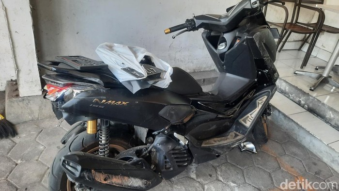 Satu motor yang rusak buntut kericuhan rombongan pemotor dengan warga di Jalan Gejayan, Sleman, Senin (25/7/2022).