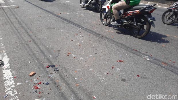Satu motor yang rusak buntut kericuhan rombongan pemotor dengan warga di Jalan Gejayan, Sleman, Senin (25/7/2022).