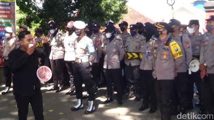 Sejumlah mahasiswa demo Kapolres Sumenep yang baru minta tuntaskan kasus dugaan korupsi yang mangkrak.
