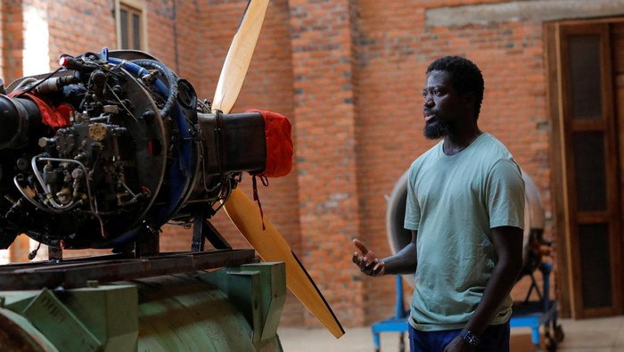 Seniman Ghana Ubah Pesawat Jadi Ruang Belajar Gratis Ernest Ofori Sackitey 28, artist and drone instructor, and Abdul-Latif Zakaria, 16, a studio volunteer, explore the cockpit of a Soviet biplane Antonov AN-2 aircraft purchased by Ghanaian artist Ibrahim Mahama, 35, at his Red Clay studio in Tamale, Ghana, July 15, 2022. REUTERS/Francis Kokoroko TPX IMAGES OF THE DAY
