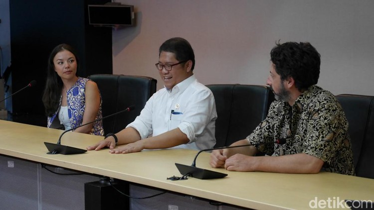 Sergey Brin dan Nicole Shanahan, mantan istrinya, saat bertemu dengan Menkominfo dan Menpar di Jakarta.