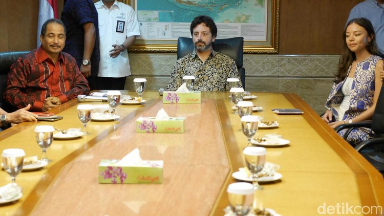 Sergey Brin dan Istri Sergey Brin dan Nicole Shanahan, mantan istrinya, saat bertemu dengan Menkominfo dan Menpar di Jakarta.