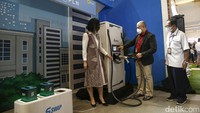 General Manager PLN UID Jakarta Raya, Doddy B Pangaribuan, General Manager Perum Damri Cabang Jakarta, Rahmat Santoso dan Direktur Utama PT Tri Energi Berkarya, Tania Natasha tengah berbincang di depan mesin SPKLU.