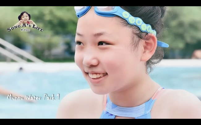 Kanal YouTube-nya ‘Sary Voline’ telah menjadi perbincangan selama beberapa hari terakhir. Netizen Korea Selatan menduga bahwa kanal tersebut merupakan propaganda Korea Utara untuk menyebarkan ideologi politiknya dengan mengikuti tren global. Foto: dok. YouTube Sary Voline [송아 SongA Vlog]