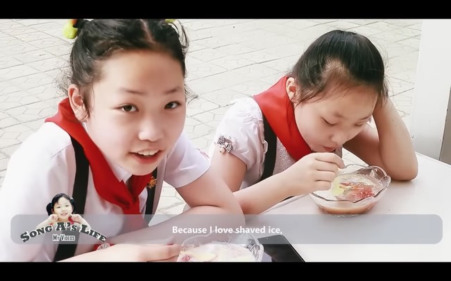 Song A bahkan menampilkan wajah nenek dan sahabatnya Song Ryong di sekolah. Namun menurut profesor Universitas Kyungnam, Lee Woo Young yang mempelajari Korea Utara, negara itu tengah mengembangkan strategi propaganda yang lebih relevan dan menarik perhatian dunia. Foto: dok. YouTube Sary Voline [송아 SongA Vlog]