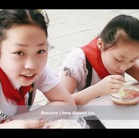 Song A bahkan menampilkan wajah nenek dan sahabatnya Song Ryong di sekolah. Namun menurut profesor Universitas Kyungnam, Lee Woo Young yang mempelajari Korea Utara, negara itu tengah mengembangkan strategi propaganda yang lebih relevan dan menarik perhatian dunia. Foto: dok. YouTube Sary Voline [송아 SongA Vlog]