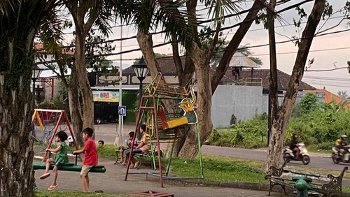 Suasana di Taman Jagat Karana, Karangasem, Bali. Sejumlah fasilitas anak dalam kondisi rusak sehingga dikeluhkan sejumlah pengunjung.