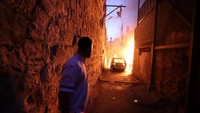 Mobil terbakar di jalanan Tepi Barat. Pihak Israel mengatakan sedang melakukan operasi militer di Nablus, Tepi Barat.