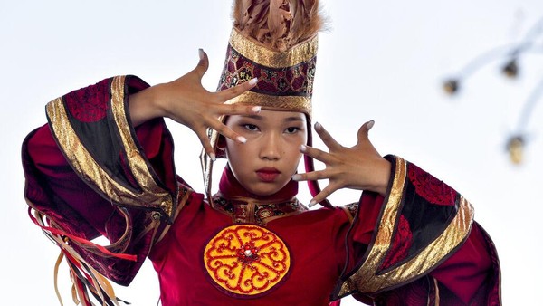 Seorang anggota Russian Folk Dance Ensemble of Adygea tampil selama festival Fashion Nomads Dunia Issyk-Kul 2022, di Cholpon-Ata. Seorang anggota Russian Folk Dance Ensemble of Adygea tampil selama festival Fashion Nomads Dunia Issyk-Kul 2022, di Cholpon-Ata.