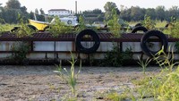 Begini salah satu sisi sungai yang mengering, ditumbuhi rumput dan tanah mengeras.