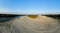 Sungai terlihat mengering akibat kekeringan parah di musim panas ini. Dilansir Reuters, Selasa (5/7/2022), keputusan pemerintah terkait status darurat kekeringan akan memungkinkan pihak berwenang untuk memotong birokrasi dan mengambil tindakan segera jika dianggap perlu, seperti memberlakukan penjatahan air untuk rumah dan bisnis.  