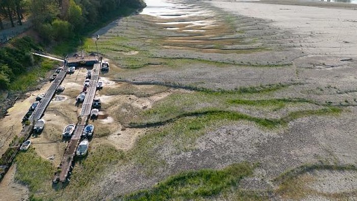 Sungai di Italia Surut Drastis Gegara Kekeringan Terparah SERMIDE, ITALY - JULY 24: In this aerial view wrecks from the Second World War are seen above the waterline in the Po river on July 24, 2022 in Sermide, Italy. (Photo by Emmanuele Ciancaglini/Ciancaphoto Studio/Getty Images)
