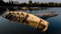 Kapal kayu teronggok di sisa air sungai yang mengering. Po adalah sungai terpanjang di Italia yang mengalir lebih dari 650 km melalui daerah utara Italia yang kaya.   