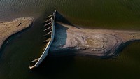 Kapal kayu ini oleng karena tak ada air dan kekeringan di sungai. Para petani menyatakan air laut merembes ke daratan sehingga membuat tanaman rusak.