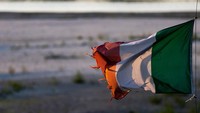 Bendera Italia terhembus angin di sisi sungai yang mengering. Pemerintah mengatakan dalam sebuah pernyataan bahwa tindakan darurat akan mencakup tanah yang berbatasan dengan Po dan cekungan air di Pegunungan Alpen timur.  