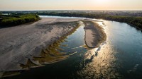 Pantulan cahaya menmperlihatkan sungai mengering, hanya menyisakan air yang sedikit. 