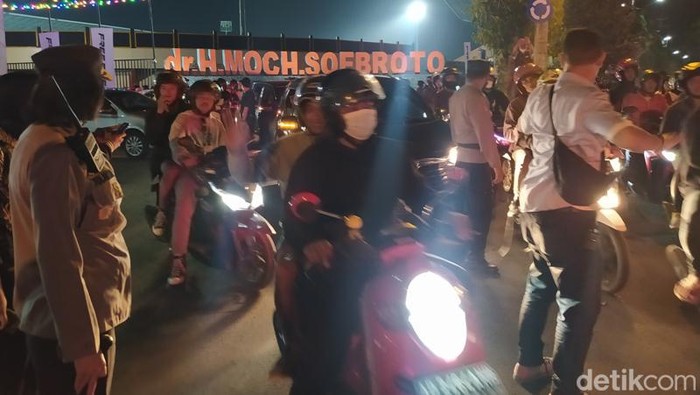 Suporter Persis Solo meninggalkan Stadion Moch Soebroto Magelang, Senin (25/7/2022).