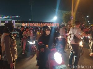 Sempat Bentrok di Sleman, Kepulangan Suporter Persis Solo Dikawal Polisi