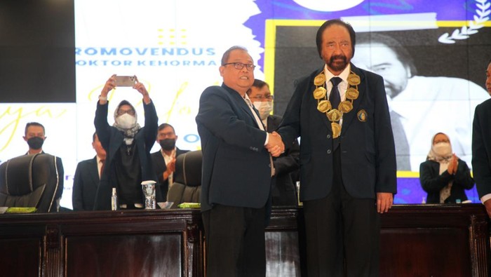 Surya Paloh (kanan) saat menerima gelar doktor honoris causa dari UB