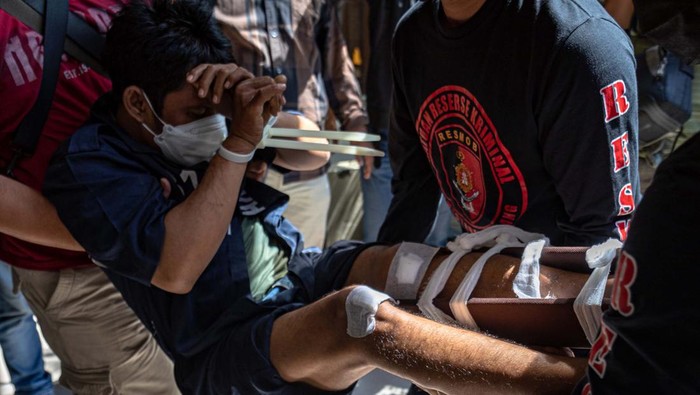 Tampang Pembunuh Bayaran Istri Kopda Muslimin Tim gabungan TNI-Polri menangkap lima orang tersangka kasus penembakan istri Kopda Muslimin atau Kopda M di Semarang. Ini dia pelakunya.