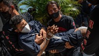 Para pelaku dihadirkan dengan kaki diperban bahkan ada satu yang menggunakan tongkat untuk berjalan.
