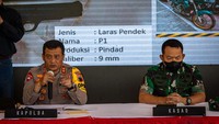 Kapolda Jawa Tengah Irjen Ahmad Luthfi (kiri) bersama Kepala Staf Angkatan Darat (KASAD) Jenderal TNI Dudung Abdurachman (kanan) memberikan keterangan pers terkait kasus pembunuhan istri anggota TNI AD, di Mapolda Jawa Tengah, Semarang, Jawa Tengah, Senin (25/7/2022). Kapolda Jawa Tengah Ahmad Luthfi mengatakan lima orang tersangka memiliki peran masing-masing yakni tim eksekutor, tim pengawas, dan penyedia senjata api.