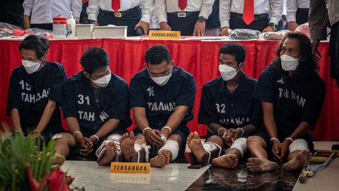 Tampang Pembunuh Bayaran Istri Kopda Muslimin Tim gabungan TNI-Polri menangkap lima orang tersangka kasus penembakan istri Kopda Muslimin atau Kopda M di Semarang. Ini dia pelakunya.