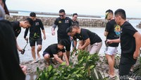 Penanaman 5.000 bibit pohon mangrove berlangsung, Sabtu, 16 Juli 2022 di Pesisir Selatan Balai Benih Ikan Laut, Pulau Tidung Besar. Pemilihan Pesisir Selatan karena kawasan tersebut membutuhkan penghijauan. Dok.Akpol